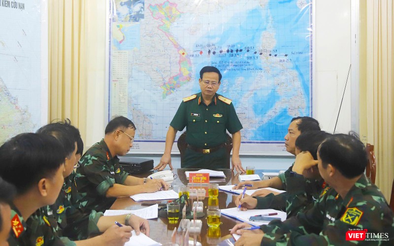 Thiếu tướng Hứa Văn Tưởng - Phó Tư lệnh Quân khu 5- chủ trì cuộc họp tại sở chỉ huy tiền phương (Quảng Nam).