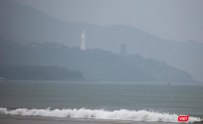 Mưa bắt đầu nặng hạt dần, sóng biển bắt đầu xuất hiện
