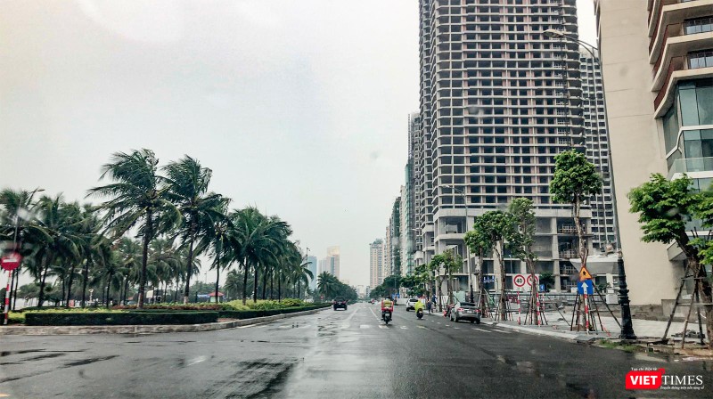 Đường ven biển Võ Nguyên Giáp (Đà Nẵng) bắt đầu có gió mạnh từ trưa ngày 27/9