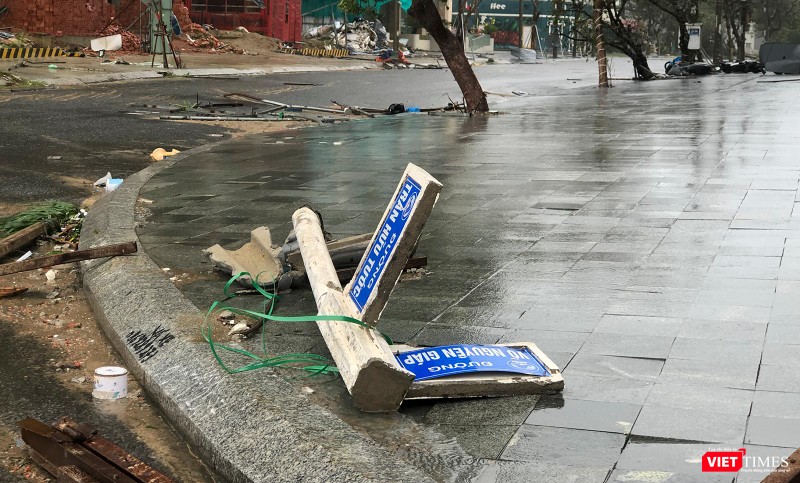 Một cột chỉ đường bị bẽ gãy