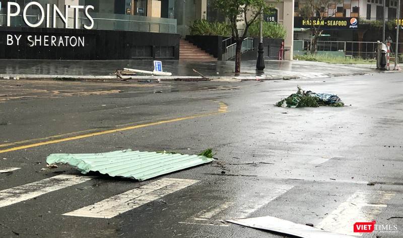 Vương vãi khắp đường