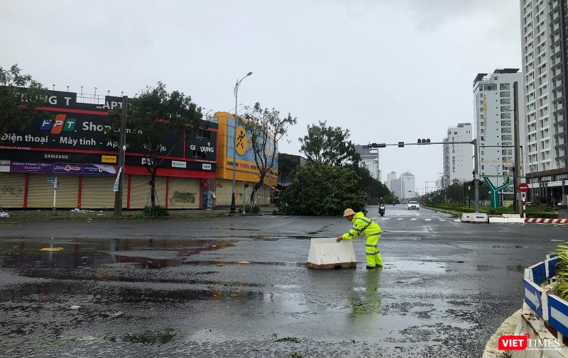 Ngay sau khi gió giảm cường độ, lực lượng CSGT đã ra đường để đảm bảo giao thông