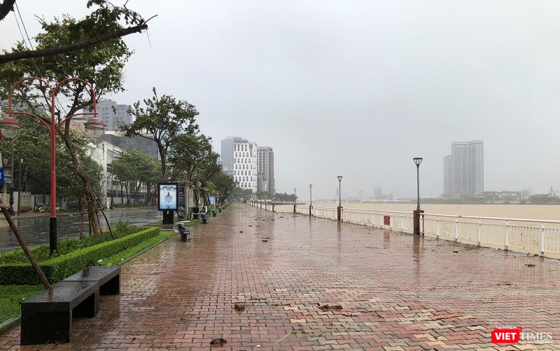 Vỉa hè đường Bạch Đằng