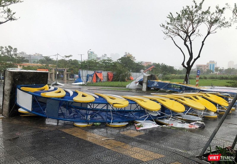 Cổng chào nặng hàng tấn bị gió quật đỗ