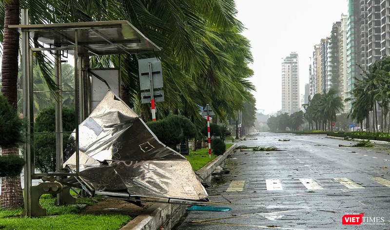 Trạm chờ xe buýt bị gió xé toạc