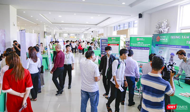 Một góc triển lãm khởi nghiệp sáng tạo được tổ chức tại ĐH Đông Á (Đà Nẵng)