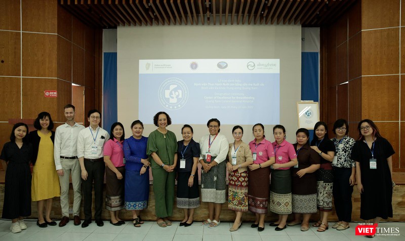 Đại diện Bộ Y tế Cam-pu-chia, Lào và Việt Nam chụp ảnh lưu niệm trong khuôn khổ chuyến tham quan mô hình Bệnh viện thực hành nuôi con bằng sữa mẹ xuất sắc tại Việt Nam.