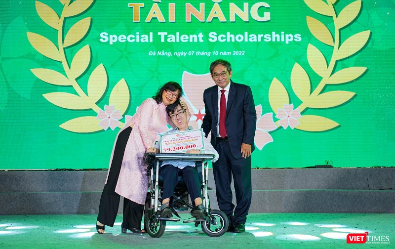 Tân sinh viên giàu nghị lực Nguyễn Minh Châu nhận học bổng toàn phần toàn khoá học từ Quỹ học bổng Hoa Anh Đào