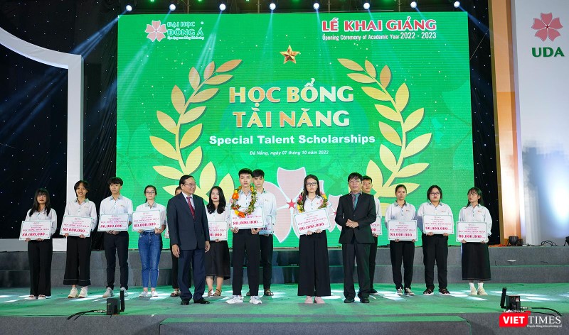 Các tân sinh viên có thành tích xuất sắc được trao học bổng