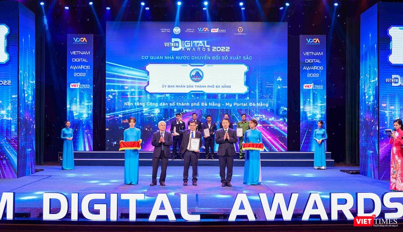 Đại diện TP Đà Nẵng nhận giải thưởng “Cơ quan Nhà nước chuyển đổi số xuất sắc” với nền tảng Công dân số Đà Nẵng.