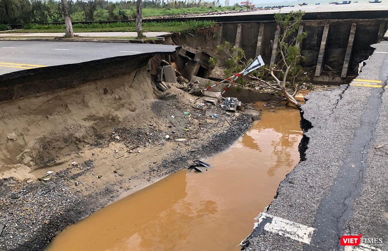 Nước lũ xé toạc mặt đường trên tuyến dẫn lên bán đảo Sơn Trà Nước lũ xé toạc mặt đường trên tuyến dẫn lên bán đảo Sơn Trà