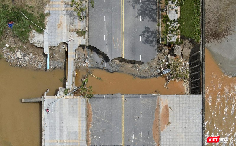 Vết xói lở nhìn từ trên cao Vết xói lở nhìn từ trên cao