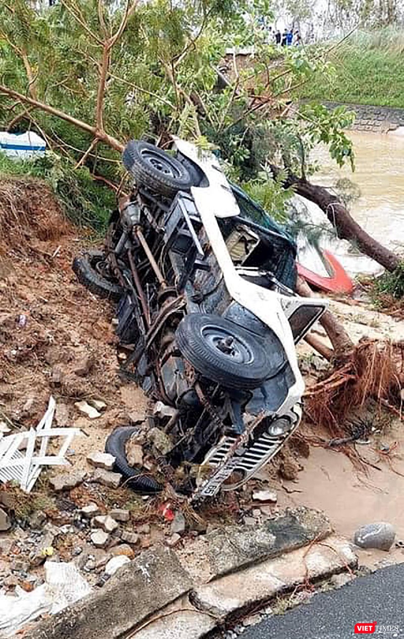 Ô tô cũng bị cuối trôi xuống hố sâu (ảnh Minh Hải) Ô tô cũng bị cuối trôi xuống hố sâu (ảnh Minh Hải)