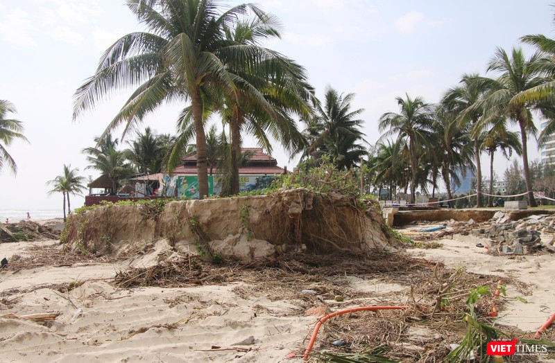 Một khu vực xói lở sâu cả mét