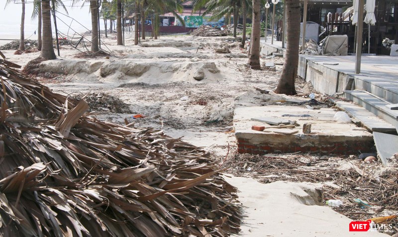 Sóng đánh xói lở vô tận vỉa hè đường Võ Nguyên Giáp