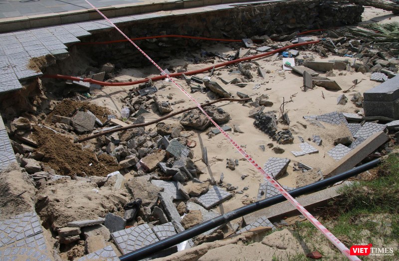 Một hố sụt tại khu vực vỉa hè trước khách sạn Holiday Beach