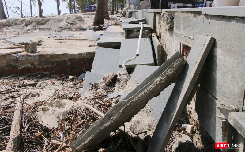 Điểm xói lở sâu đến cả mét