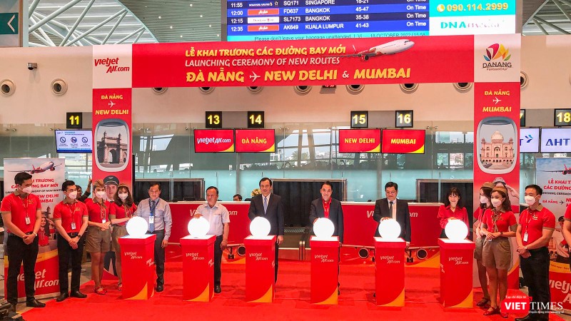 Chiều ngày 18/10, tại Nhà ga sân bay quốc tế Đà Nẵng, đại diện UBND TP Đà Nẵng, Tổng Cục Du lịch (Bộ VH-TT&DL), Cảng hàng không quốc tế Đà Nẵng, Công ty CP AHT, hãng hàng không Vietjet Air (hãng vận hành và khai thác đường bay) cùng du khách Ấn Độ đã tổ chức lễ khai trương, đưa 2 đường bay thẳng từ New Delhi và Mumbai đến Đà Nẵng và ngược lại.
