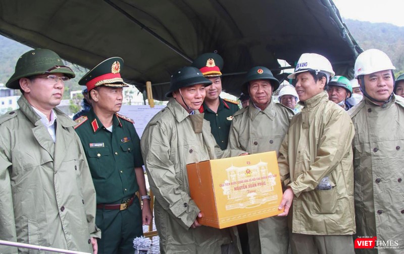 Chủ tịch nước Nguyễn Xuân Phúc tặng quà, động viên các lực lượng ứng phó với mưa lũ tại Đà Nẵng