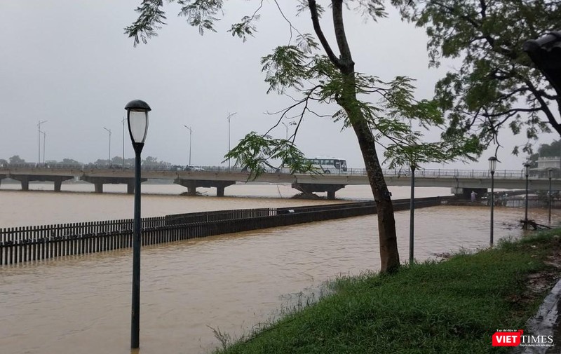 Cầu gỗ lim dọc sông Hương (T.T.Huế) vẫn ngập trong nước lụt