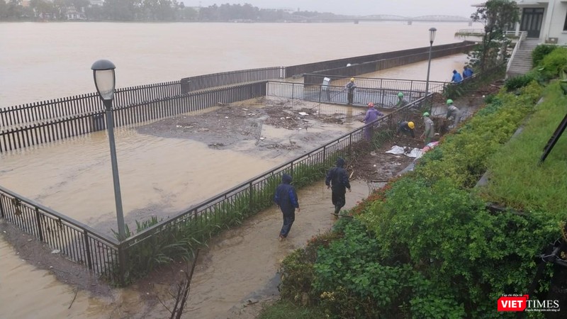 Cầu gỗ lim dọc sông Hương (T.T.Huế) vẫn ngập trong nước lụt