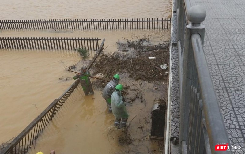 Một đoạn lan can bị nước lỹ xô ngã