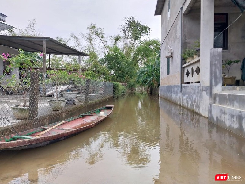 Người dân phải dùng ghe, thuyền để đi lại