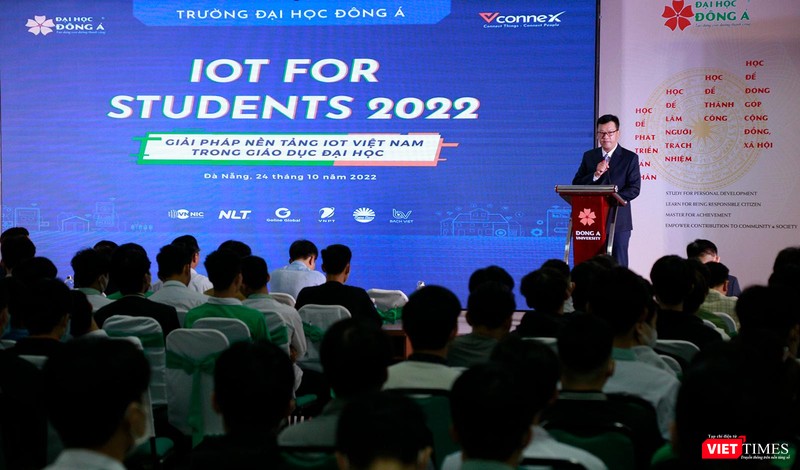 Đại diện ĐH Đông Á trình bày "Giải pháp nền tảng IoT Việt Nam trong giáo dục đại học" tại hội thảo