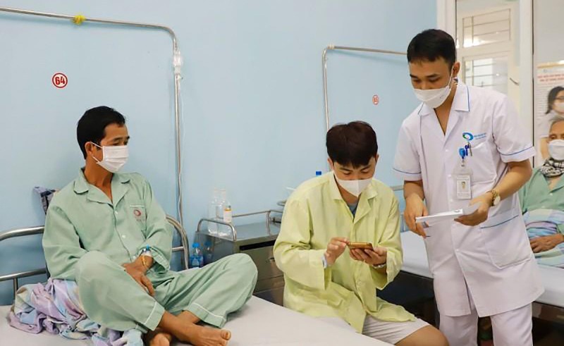 Người bệnh có thể theo dõi bệnh án, tra cứu kết quả thông qua ứng dụng trên điện thoại thông minh