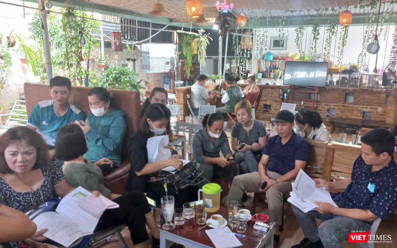 Khách hàng trình bày sự việc với báo chí Khách hàng trình bày sự việc với báo chí