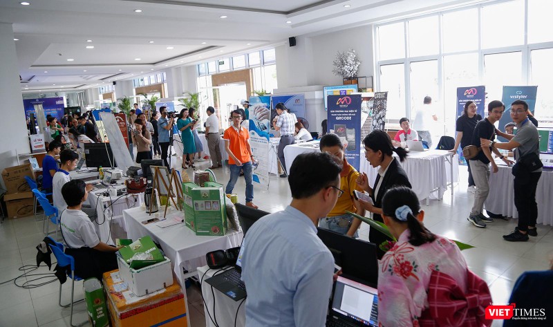 Quang cảnh không gian triển lãm trực tiếp tại SURF Da Nang 2022