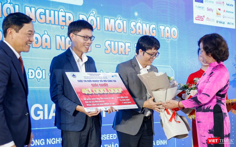 Bà Ngô Thị Kim Yến - Phó Chủ tịch UBND TP Đà Nẵng - trao giải cho các đơn vị tham gia Cuộc thi khởi nghiệp đổi mới sáng tạo