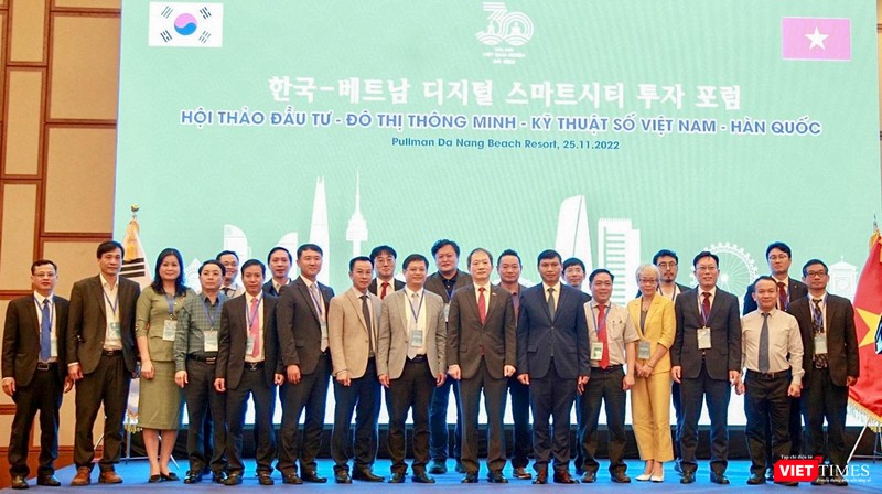 Các đại biểu chụp ảnh lưu niệm trong khuôn khổ hội thảo đầu tư đô thị thông minh-kỹ thuật số Việt Nam – Hàn Quốc diễn ra sáng nay (25/11)