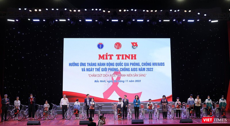 Bộ Y tế tặng quà cho trẻ bị ảnh hưởng của HIV tại Mít tinh hưởng ứng Tháng hành động quốc gia phòng, chống HIV/AIDS và Ngày Thế giới phòng chống AIDS năm 2022 diễn ra ngày 26/11, tại TP Bắc Ninh (tỉnh Bắc Ninh) Bộ Y tế tặng quà cho trẻ bị ảnh hưởng của HIV tại Mít tinh hưởng ứng Tháng hành động quốc gia phòng, chống HIV/AIDS và Ngày Thế giới phòng chống AIDS năm 2022 diễn ra ngày 26/11, tại TP Bắc Ninh (tỉnh Bắc Ninh)