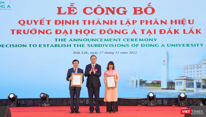 PGS.TS Nguyễn Văn Phúc - Thứ trưởng Bộ GD&ĐT trao quyết định thành lập phân hiệu ĐH Đông Á tại Đắk Lắk cho Ban Giám hiệu, Hội đồng trường ĐH Đông Á v