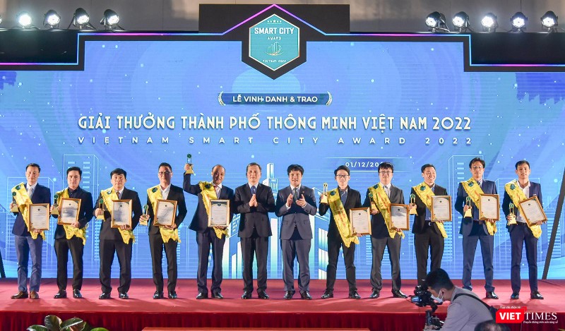 Lãnh đạo TP Đà Nẵng nhận giải thưởng TP thông minh Việt Nam 2022