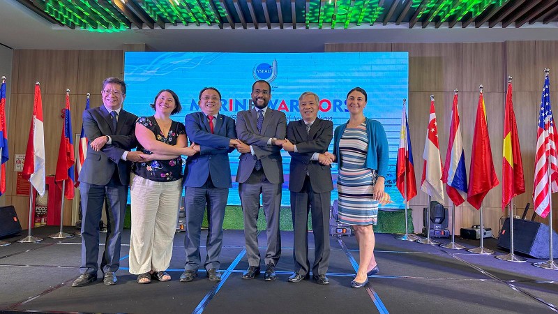 Đại diện UBND tỉnh Khánh Hoà và ban tổ chức chụp ảnh lưu niệm tại sự kiện