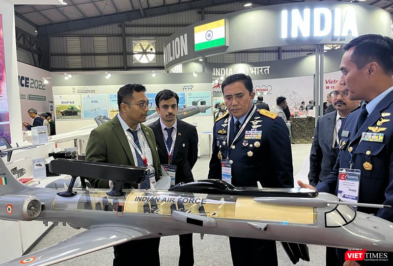 Đoàn Indonesia tham quan sản phẩm quốc phòng tại gian triển lãm của Ấn Độ