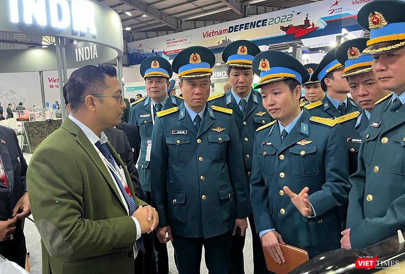 Đoàn Quân chủng Phòng không - Không quân Việt Nam tham quan sản phẩm quốc phòng tại gian triển lãm của Ấn Độ