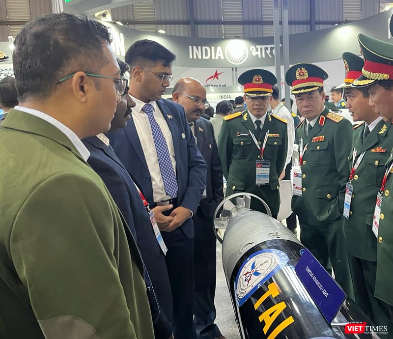 Đoàn Cục Công nghiệp quốc phòng Việt Nam tham quan sản phẩm quốc phòng tại gian triển lãm của Ấn Độ