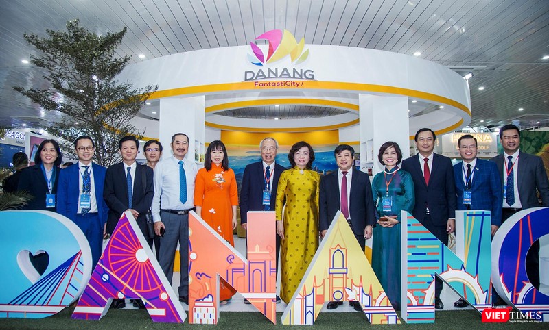 Đoàn đại biểu chụp ảnh lưu niệm tại gian hàng du lịch Đà Nẵng