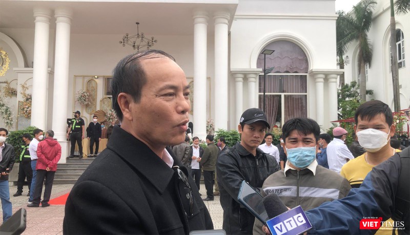 Khách hàng Nguyễn Văn Tùng trả lời phỏng vấn báo giới Khách hàng Nguyễn Văn Tùng trả lời phỏng vấn báo giới