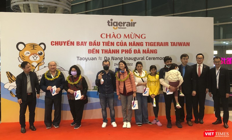 Du khách được tặng quà tại sự kiện mở đường bay