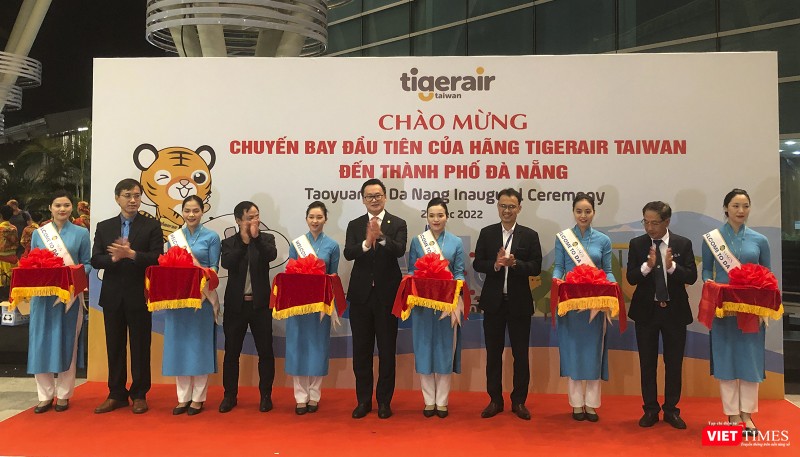 Đại diện Sở Du lịch Đà Nẵng, hàng không Tigerair Taiwan và AHT cắt băng khai trương đường bay