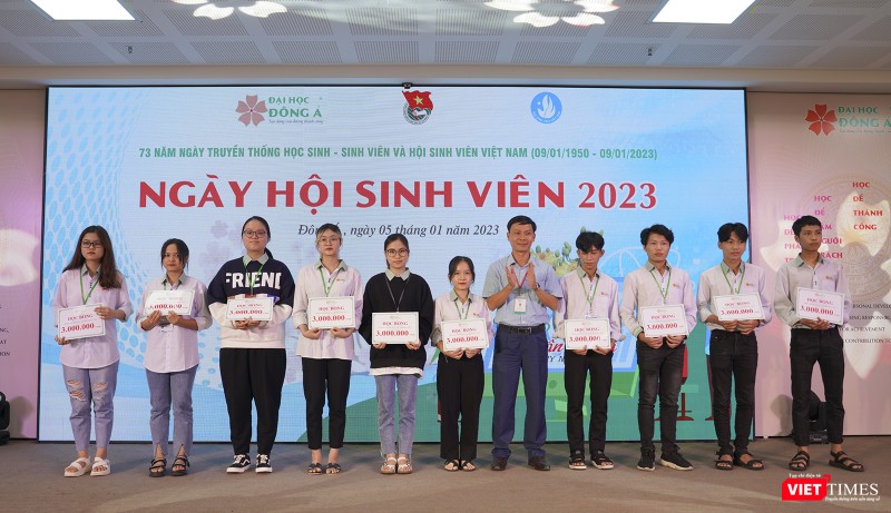 Đại diện Ban Giám hiệu ĐH Đông Á trao học bổng cho sinh viên Đại diện Ban Giám hiệu ĐH Đông Á trao học bổng cho sinh viên