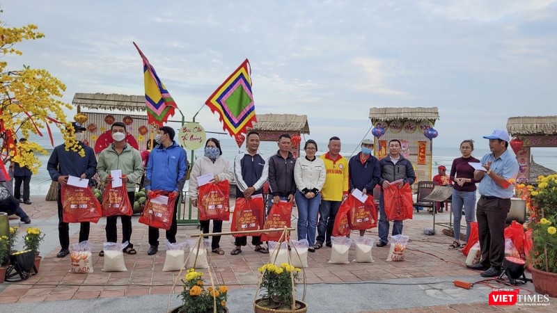 Trong khuôn khổ chương trình, Ban tổ chức đã trao nhiều phần quà có ý nghĩa đến các hoàn cảnh khó khăn