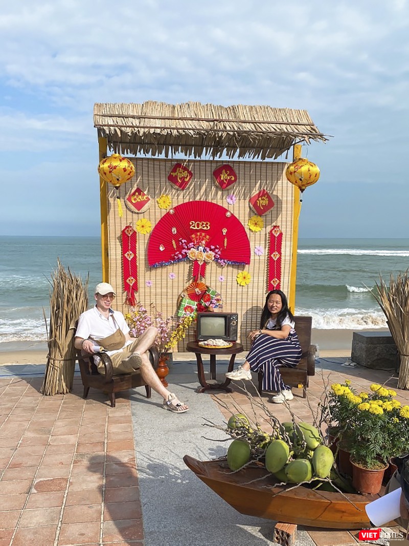 Du khách checkin với không gian trang trí Tết xưa