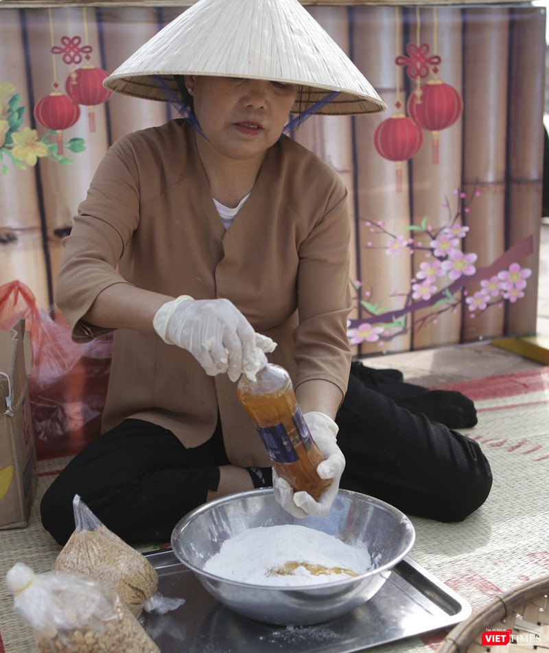 Nghệ nhân biểu diễn làm bánh truyền thống