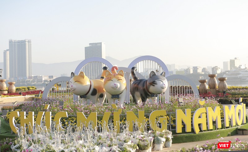 Linh vật mèo tại công viên cầu Rồng