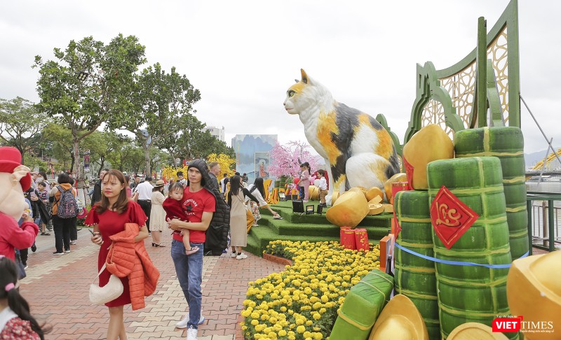 Rất đông người dân và du khách tranh thủ thời tiết đẹp đi du xuân sớm